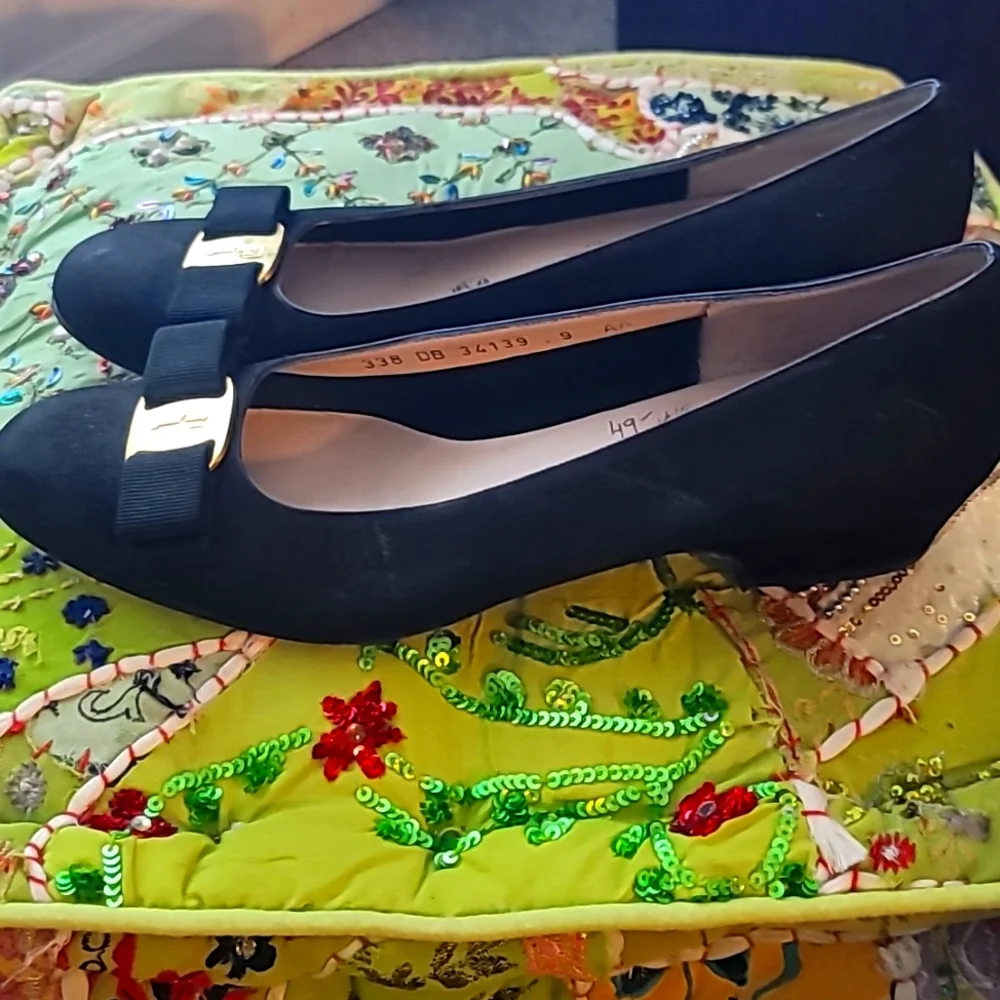Salvatore Ferragamo Vintage 80's Ballet Flats w/ Signature Vara Bows Sz 9 - Picture 2 of 8